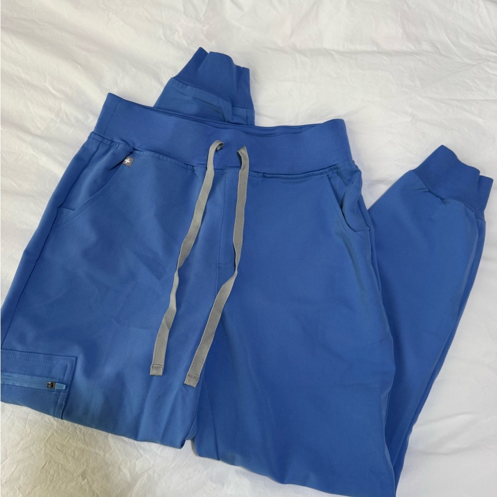 FIGS Zamora jogger in ciel blue